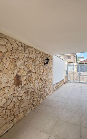 Casa à venda com 215m², 4 quartos e 3 vagas Casa à venda com 215m², 4 quartos e 3 vagasGaragem