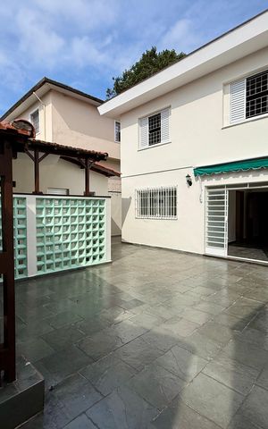 Casa à venda com 215m², 4 quartos e 3 vagas Casa à venda com 215m², 4 quartos e 3 vagasQuintal