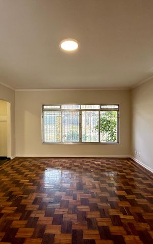 Casa à venda com 215m², 4 quartos e 3 vagas Casa à venda com 215m², 4 quartos e 3 vagasSala