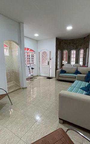 Casa à venda com 180m², 3 quartos e 3 vagas Casa à venda com 180m², 3 quartos e 3 vagasSala