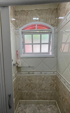 Casa à venda com 180m², 3 quartos e 3 vagas Casa à venda com 180m², 3 quartos e 3 vagasBanheiro 2