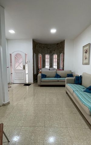 Casa à venda com 180m², 3 quartos e 3 vagas Casa à venda com 180m², 3 quartos e 3 vagasSala