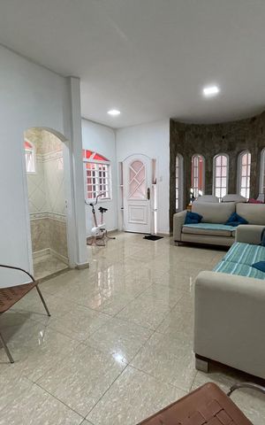 Casa à venda com 180m², 3 quartos e 3 vagas Casa à venda com 180m², 3 quartos e 3 vagasSala
