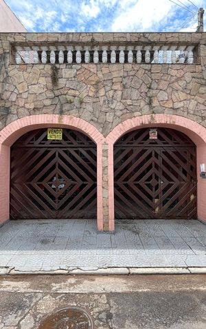Casa à venda com 180m², 3 quartos e 3 vagas Casa à venda com 180m², 3 quartos e 3 vagasFachada