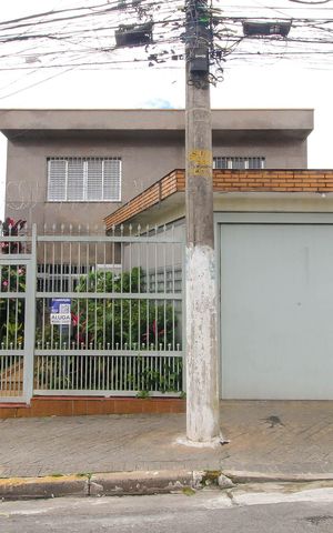 Casa para alugar com 239m², 3 quartos e 3 vagas Casa para alugar com 239m², 3 quartos e 3 vagasFachada