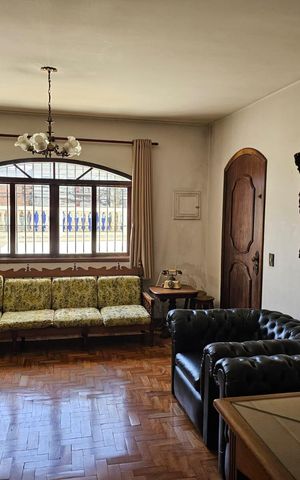 Casa à venda com 304m², 5 quartos e 2 vagas Casa à venda com 304m², 5 quartos e 2 vagasSala