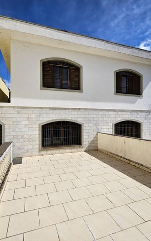 Casa à venda com 304m², 5 quartos e 2 vagas Casa à venda com 304m², 5 quartos e 2 vagasÁrea externa