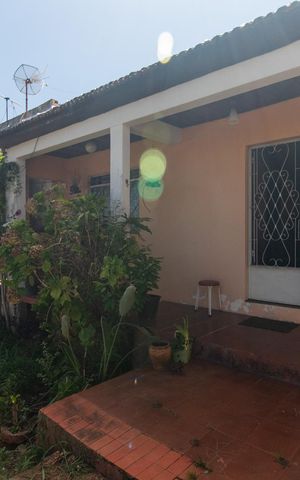 Casa à venda com 70m², 2 quartos e 2 vagasFachada