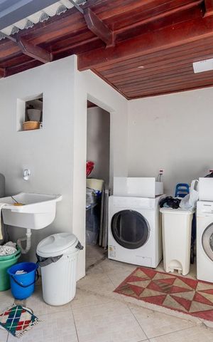 Casa à venda com 306m², 3 quartos e 3 vagas Casa à venda com 306m², 3 quartos e 3 vagasÁrea de Serviço