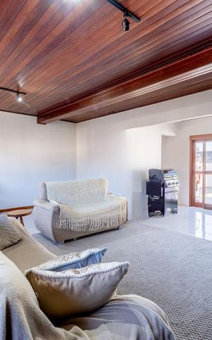 Casa à venda com 306m², 3 quartos e 3 vagas Casa à venda com 306m², 3 quartos e 3 vagasÁrea Externa