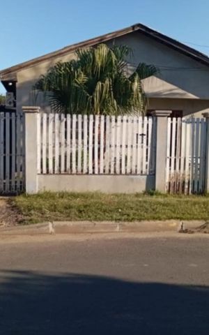 Casa à venda com 93m², 3 quartos e 1 vaga Casa à venda com 93m², 3 quartos e 1 vagaFachada