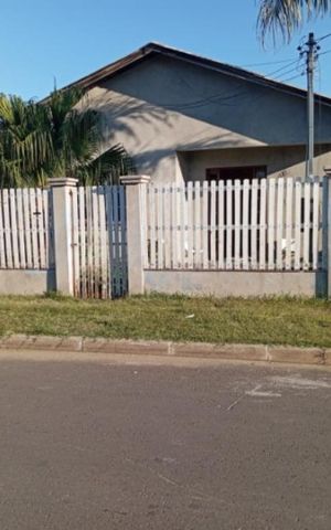 Casa à venda com 93m², 3 quartos e 1 vaga Casa à venda com 93m², 3 quartos e 1 vagaFachada