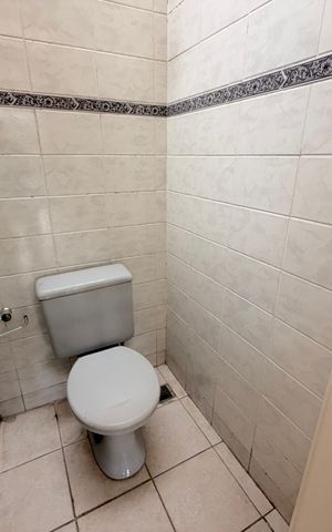 Casa à venda com 500m², 4 quartos e 4 vagasBanheiro Social - Edícula - andar inferior