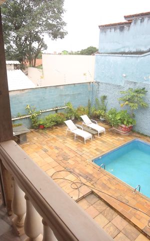 Casa à venda com 360m², 4 quartos e 6 vagasSuite