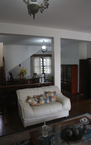 Casa à venda com 360m², 4 quartos e 6 vagasSala