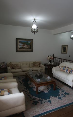 Casa à venda com 360m², 4 quartos e 6 vagasSala
