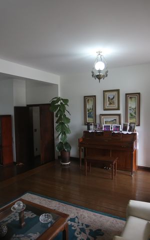Casa à venda com 360m², 4 quartos e 6 vagasSala