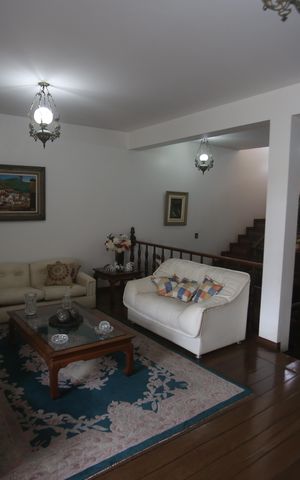 Casa à venda com 360m², 4 quartos e 6 vagasSala