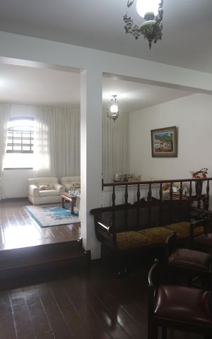 Casa à venda com 360m², 4 quartos e 6 vagasSala