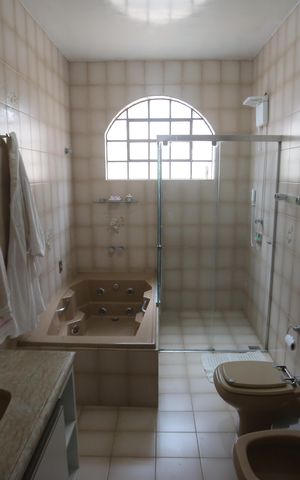 Casa à venda com 360m², 4 quartos e 6 vagasBanheiro 2