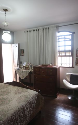 Casa à venda com 360m², 4 quartos e 6 vagasSuite