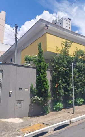 Casa à venda com 222m², 3 quartos e 2 vagas Casa à venda com 222m², 3 quartos e 2 vagasFachada