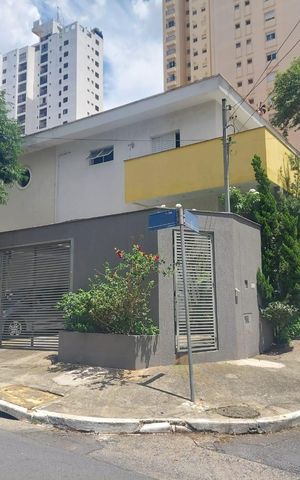 Casa à venda com 222m², 3 quartos e 2 vagas Casa à venda com 222m², 3 quartos e 2 vagasFachada