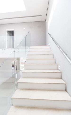 Casa de condomínio à venda com 309m², 5 quartos e 4 vagas Casa de condomínio à venda com 309m², 5 quartos e 4 vagasEscada