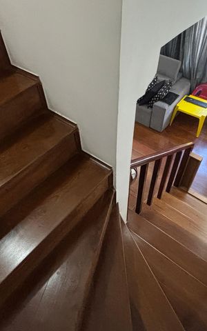 Casa para alugar com 208m², 3 quartos e 3 vagas Casa para alugar com 208m², 3 quartos e 3 vagasEscada