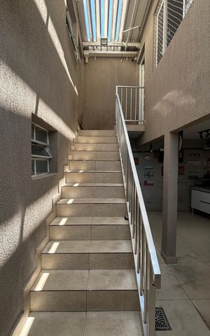 Casa para alugar com 208m², 3 quartos e 3 vagas Casa para alugar com 208m², 3 quartos e 3 vagasEscada