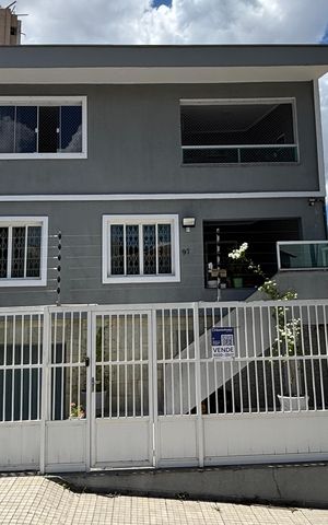 Casa para alugar com 208m², 3 quartos e 3 vagas Casa para alugar com 208m², 3 quartos e 3 vagasFachada