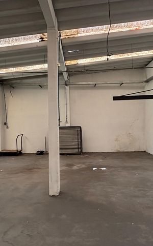 Casa à venda com 374m², 5 quartos e 2 vagas Casa à venda com 374m², 5 quartos e 2 vagasQuintal - Garagem