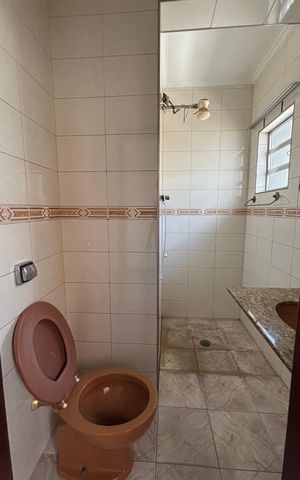 Casa à venda com 374m², 5 quartos e 2 vagas Casa à venda com 374m², 5 quartos e 2 vagasBanheiro da Suíte 1