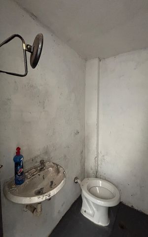Casa à venda com 374m², 5 quartos e 2 vagas Casa à venda com 374m², 5 quartos e 2 vagasQuintal - Banheiro