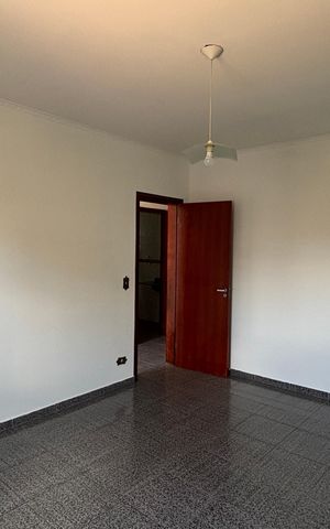 Casa à venda com 374m², 5 quartos e 2 vagas Casa à venda com 374m², 5 quartos e 2 vagasQuarto 1