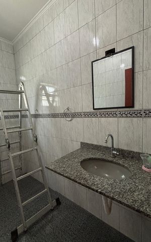 Casa à venda com 374m², 5 quartos e 2 vagas Casa à venda com 374m², 5 quartos e 2 vagasBanheiro