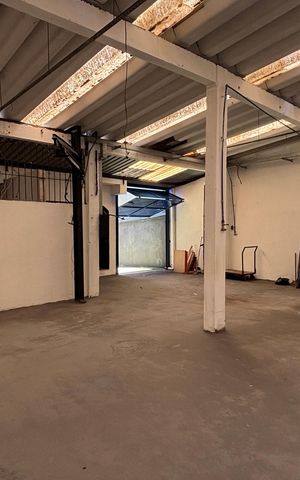 Casa à venda com 374m², 5 quartos e 2 vagas Casa à venda com 374m², 5 quartos e 2 vagasQuintal - Garagem