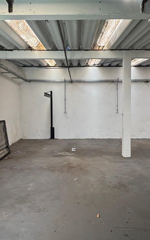 Casa à venda com 374m², 5 quartos e 2 vagas Casa à venda com 374m², 5 quartos e 2 vagasQuintal - Garagem