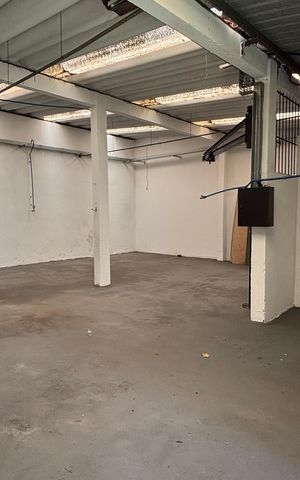 Casa à venda com 374m², 5 quartos e 2 vagas Casa à venda com 374m², 5 quartos e 2 vagasQuintal - Garagem