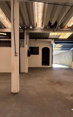Casa à venda com 374m², 5 quartos e 2 vagas Casa à venda com 374m², 5 quartos e 2 vagasQuintal - Garagem