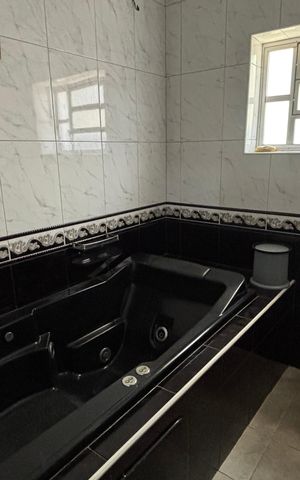 Casa à venda com 374m², 5 quartos e 2 vagas Casa à venda com 374m², 5 quartos e 2 vagasBanheiro