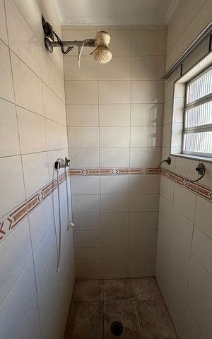 Casa à venda com 374m², 5 quartos e 2 vagas Casa à venda com 374m², 5 quartos e 2 vagasBanheiro da Suíte 1