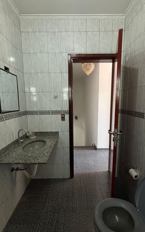 Casa à venda com 374m², 5 quartos e 2 vagas Casa à venda com 374m², 5 quartos e 2 vagasBanheiro