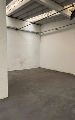 Casa à venda com 374m², 5 quartos e 2 vagas Casa à venda com 374m², 5 quartos e 2 vagasQuintal - Garagem