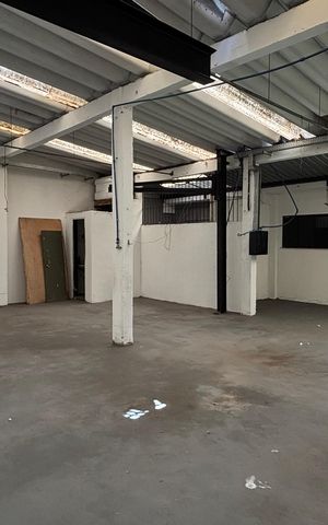Casa à venda com 374m², 5 quartos e 2 vagas Casa à venda com 374m², 5 quartos e 2 vagasQuintal - Garagem