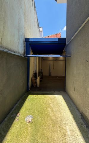Casa à venda com 374m², 5 quartos e 2 vagas Casa à venda com 374m², 5 quartos e 2 vagasGaragem