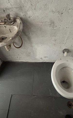 Casa à venda com 374m², 5 quartos e 2 vagas Casa à venda com 374m², 5 quartos e 2 vagasQuintal - Banheiro