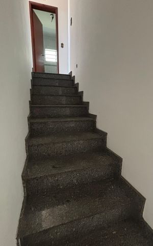 Casa à venda com 374m², 5 quartos e 2 vagas Casa à venda com 374m², 5 quartos e 2 vagasEscada