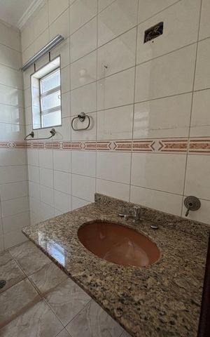 Casa à venda com 374m², 5 quartos e 2 vagas Casa à venda com 374m², 5 quartos e 2 vagasBanheiro da Suíte 1