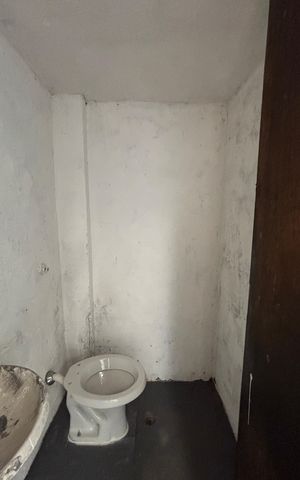Casa à venda com 374m², 5 quartos e 2 vagas Casa à venda com 374m², 5 quartos e 2 vagasQuintal - Banheiro